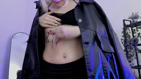 aurorawrenfield online show from April 7, 4:58 am