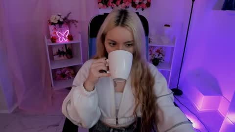 aurorawrenfield online show from September 19, 10:47 am