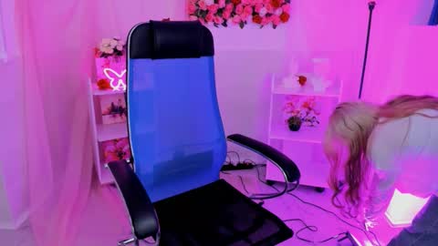 aurorawrenfield online show from September 11, 7:20 am