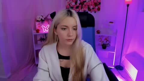 aurorawrenfield online show from September 22, 10:35 am