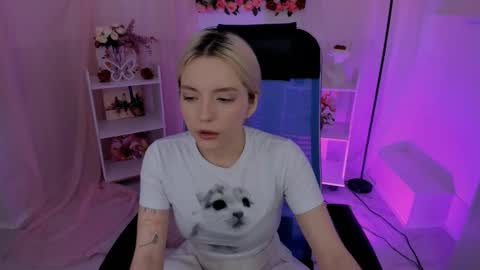 aurorawrenfield online show from October 1, 5:23 am