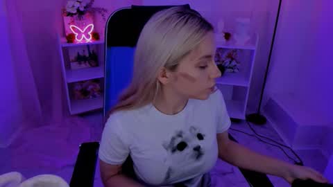 aurorawrenfield online show from September 15, 4:47 pm