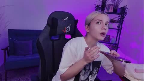 aurorawrenfield online show from September 17, 10:46 am