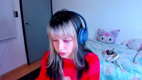 Azu Moure online show from December 16, 6:53 am