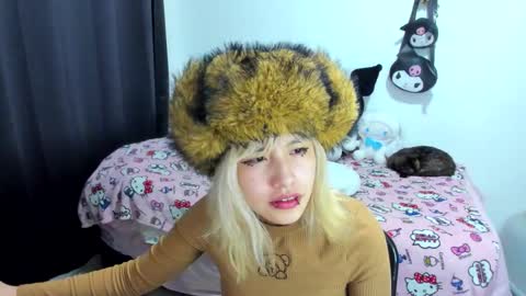 Azu Moure online show from November 5, 1:00 am