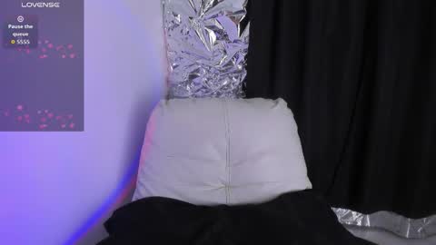 Queen B online show from November 29, 6:45 pm