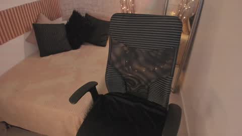 Dessi  online show from January 10, 12:15 pm