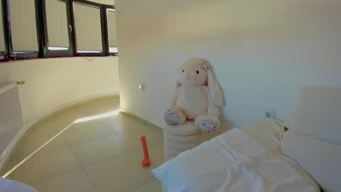 Anna  online show from April 5, 1:54 pm