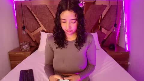Bella Swwan  online show from June 3, 1:56 pm