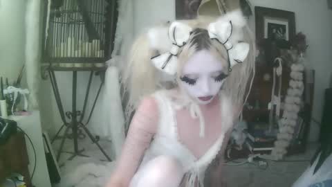 vampire fang  online show from October 17, 9:51 pm