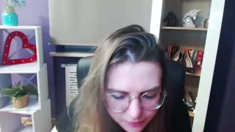 Z O E Y online show from February 20, 5:44 am