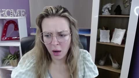 Z O E Y online show from November 27, 6:38 am