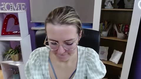 Z O E Y online show from November 28, 6:49 am