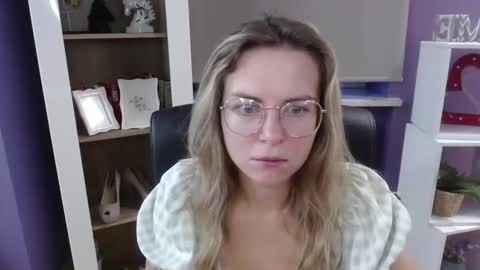 Z O E Y online show from October 2, 5:01 am