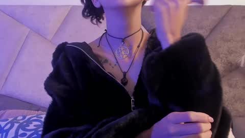   online show from March 5, 11:38 am