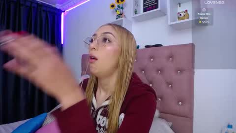 Soffy Brooks Independent model online show from October 16, 2:25 am