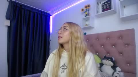 Soffy Brooks Independent model online show from October 9, 6:50 am