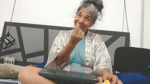 BRENDA VELASQUEZ online show from October 18, 7:48 pm