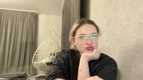 candelariahile online show from February 17, 3:44 pm