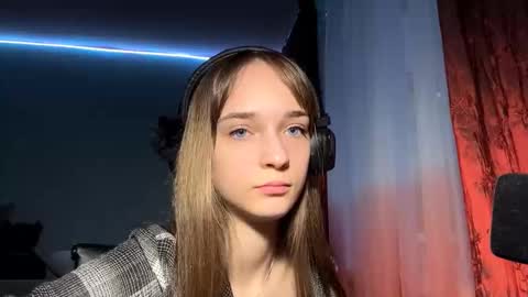 Lily online show from November 18, 1:01 pm