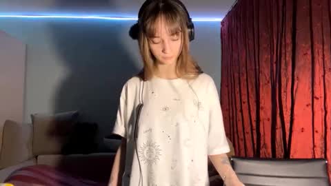 Lily online show from November 22, 1:36 pm