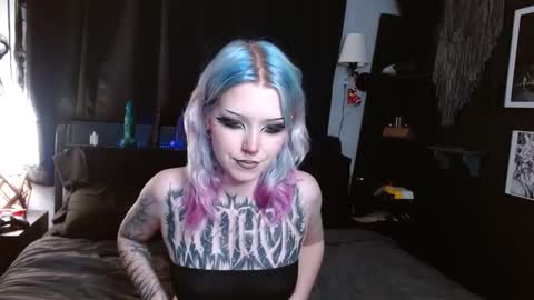 Averi online show from January 18, 1:41 am