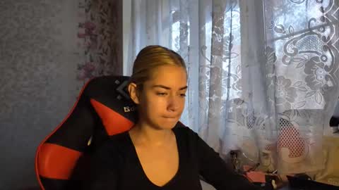 charleneschonert online show from November 7, 7:58 am