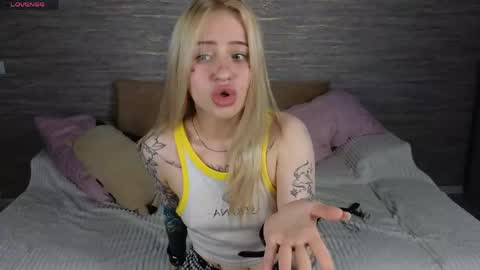 Chloe online show from June 3, 2:33 pm