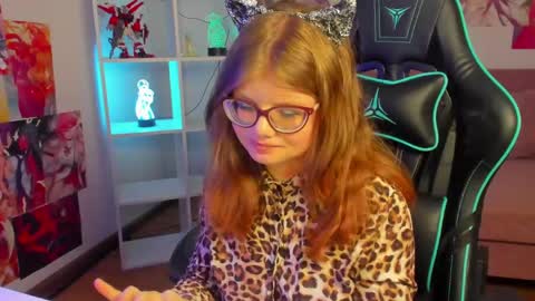 ChloeHalses online show from April 11, 5:05 pm