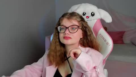 ChloeHalses online show from February 4, 7:11 am