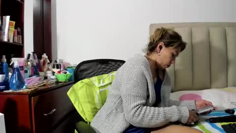 chloemiller   online show from February 4, 10:55 pm