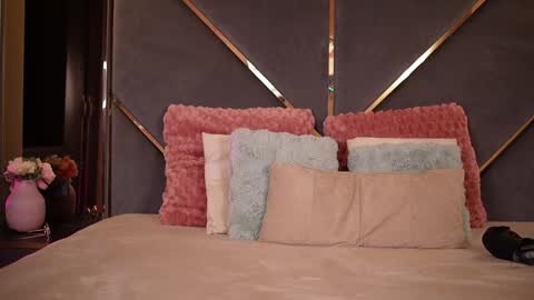 chloemin_ online show from February 6, 9:34 am