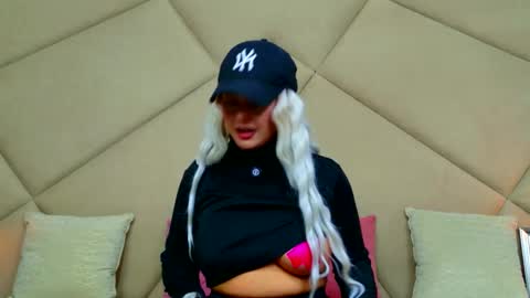 Chloe Vee online show from March 6, 6:41 am