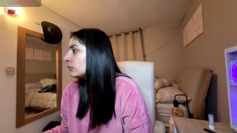 cloe small online show from December 18, 3:11 am