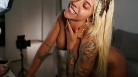 Laura online show from April 6, 4:46 am