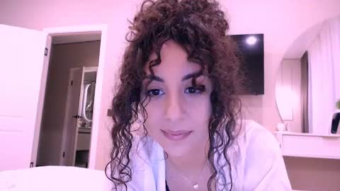 curly_jade_ online show from April 15, 5:13 pm