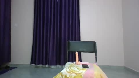 Essie online show from February 9, 7:30 pm