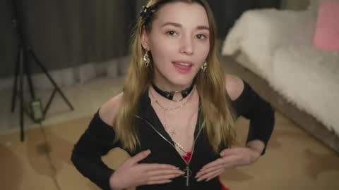 Mary online show from June 9, 6:40 pm