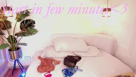 dafne_hillss online show from December 16, 11:27 am