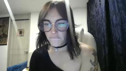 IG  dakotasofiaa online show from March 7, 3:19 am