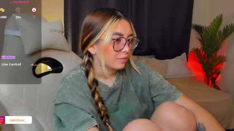 dakottaa__ online show from July 16, 12:15 am