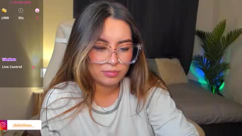 dakottaa__ online show from March 7, 1:34 am