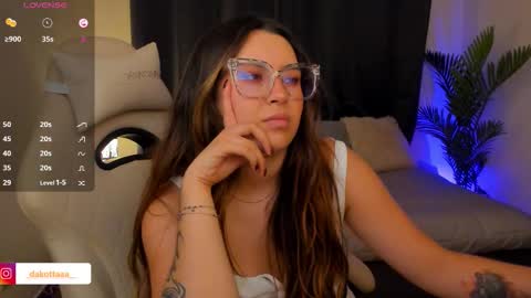 dakottaa__ online show from January 18, 12:51 am