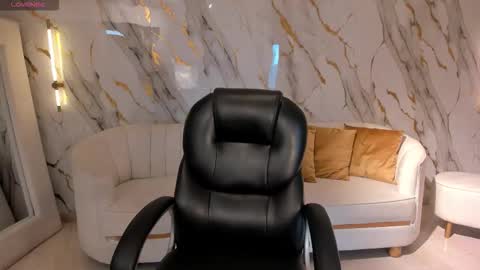 Danna Cruz  online show from November 11, 7:00 pm