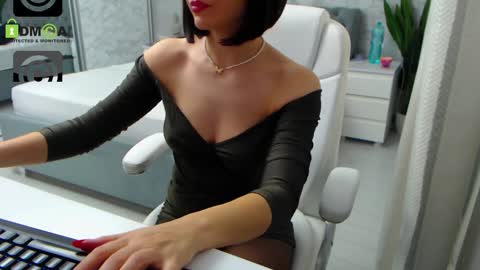 Elly online show from December 20, 9:32 am