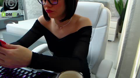 Elly online show from December 19, 8:45 am