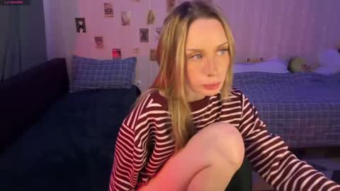 Della online show from May 1, 3:59 pm