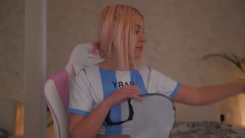 Thea online show from February 3, 3:06 pm