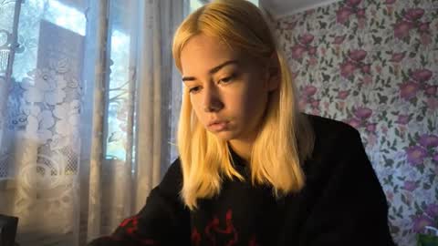 dinorahmroczkowski online show from September 29, 6:18 am