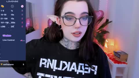 dixipixi_ online show from February 16, 5:48 am